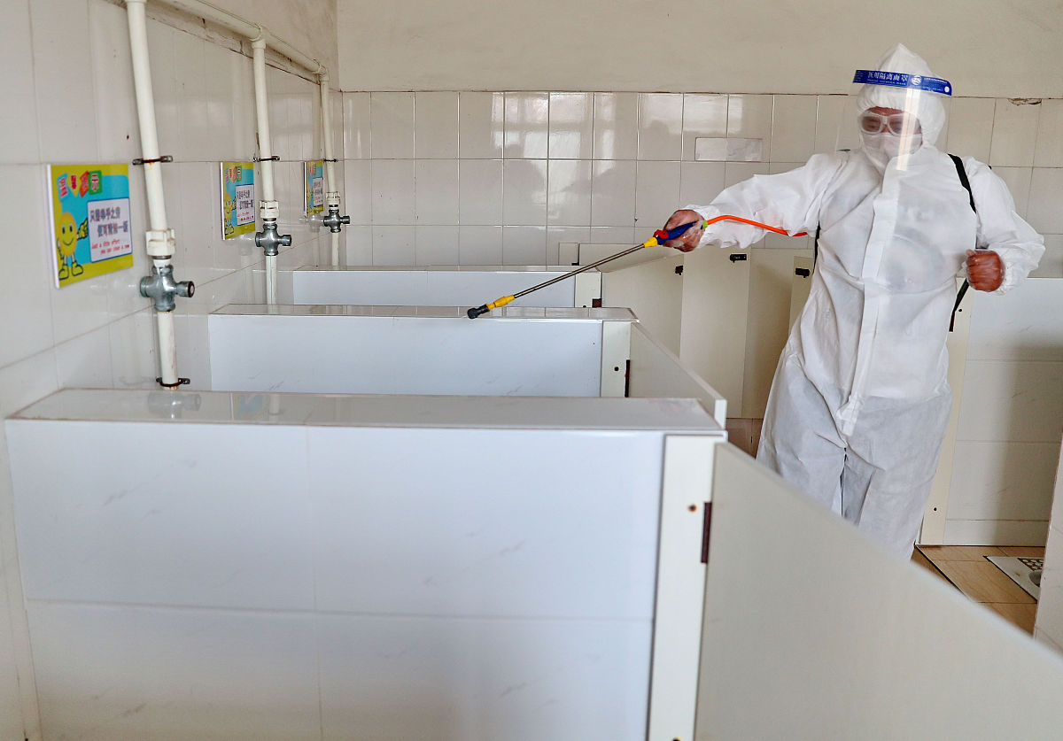 想在秦皇岛学服装设计应报考哪所学校？