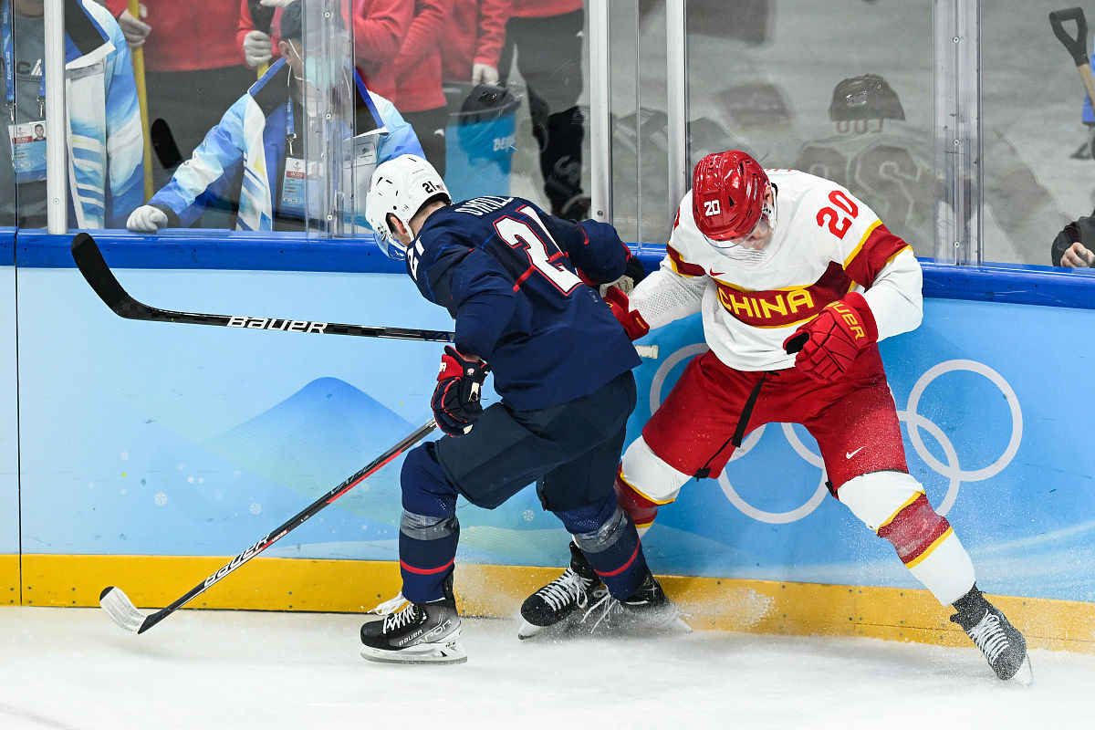 请描述以下费城企鹅队长乔治·班纳德George Bernard的经历