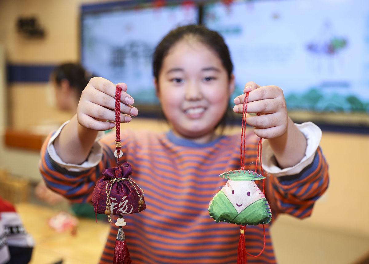 幼儿园小朋友端午节开展了许多活动有做粽子、做香囊、制作绿豆糕阅读关于端午节的绘本等等通过这些活动能让小朋友们更深入地了解我们传统文化习俗增强文化自信。这些活动做成了一个视频请你写出一段话引出这个视频
