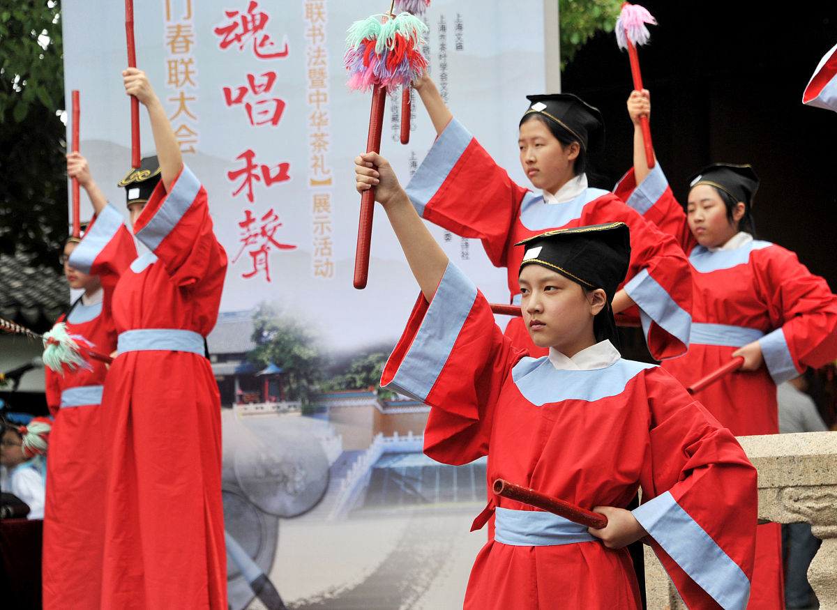 2016年5月7日,上海,两岸学生"百人百联楹联书法暨中华茶礼展示活动"如