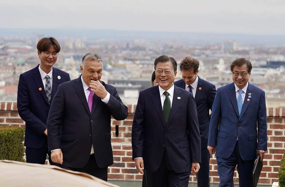 法国作为发达国家也是五国之一在国际中有着极大的话语权无论是经济还是军事在世界范围内都可以说是名列前茅的。而这也是马克龙在第二任总统任期内首次访华中国给出了足够的诚意。不改变意思重新写一遍