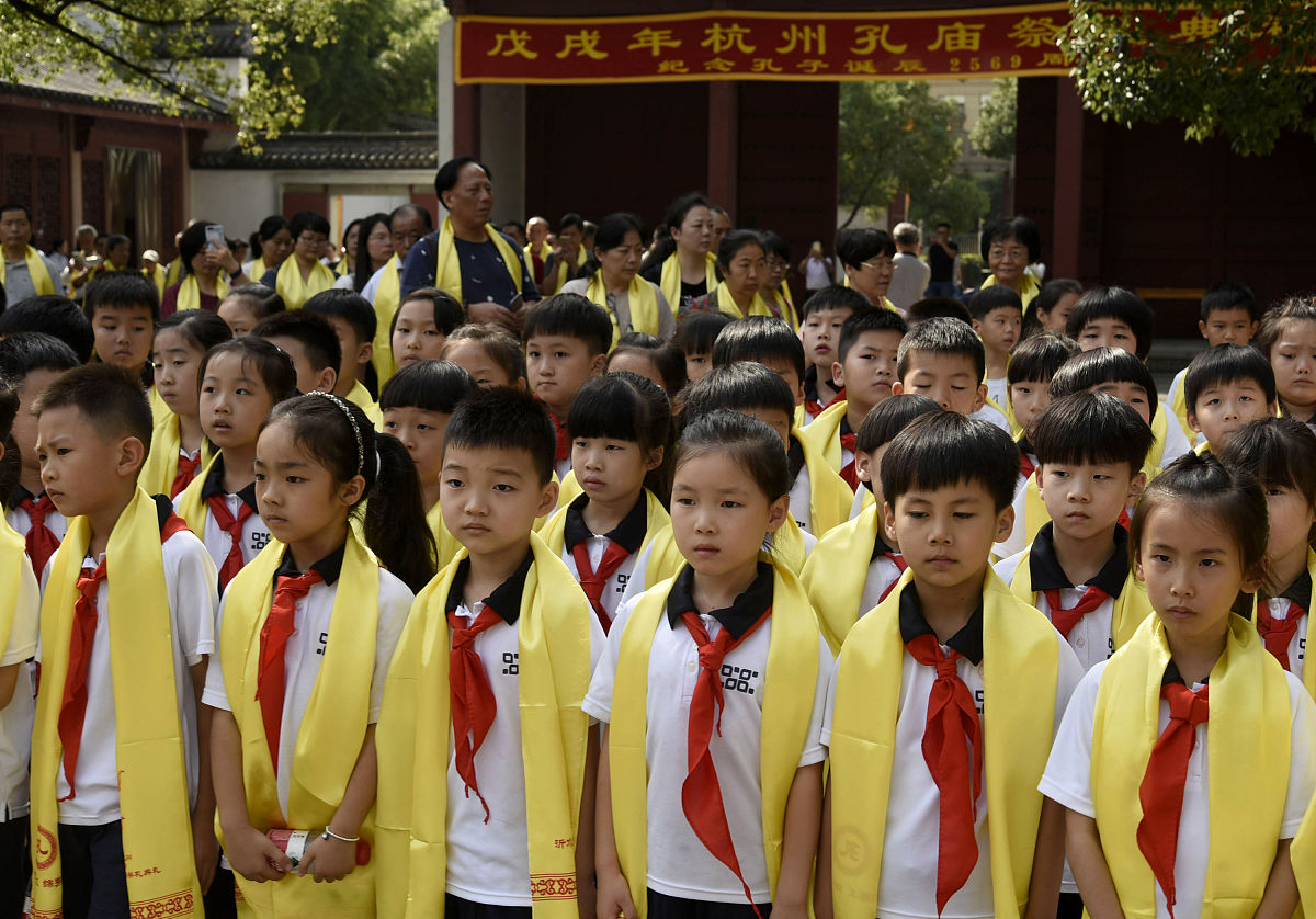 2018年9月28日,来自杭州新世纪外国语学校的小学生在杭州孔庙参加祭孔