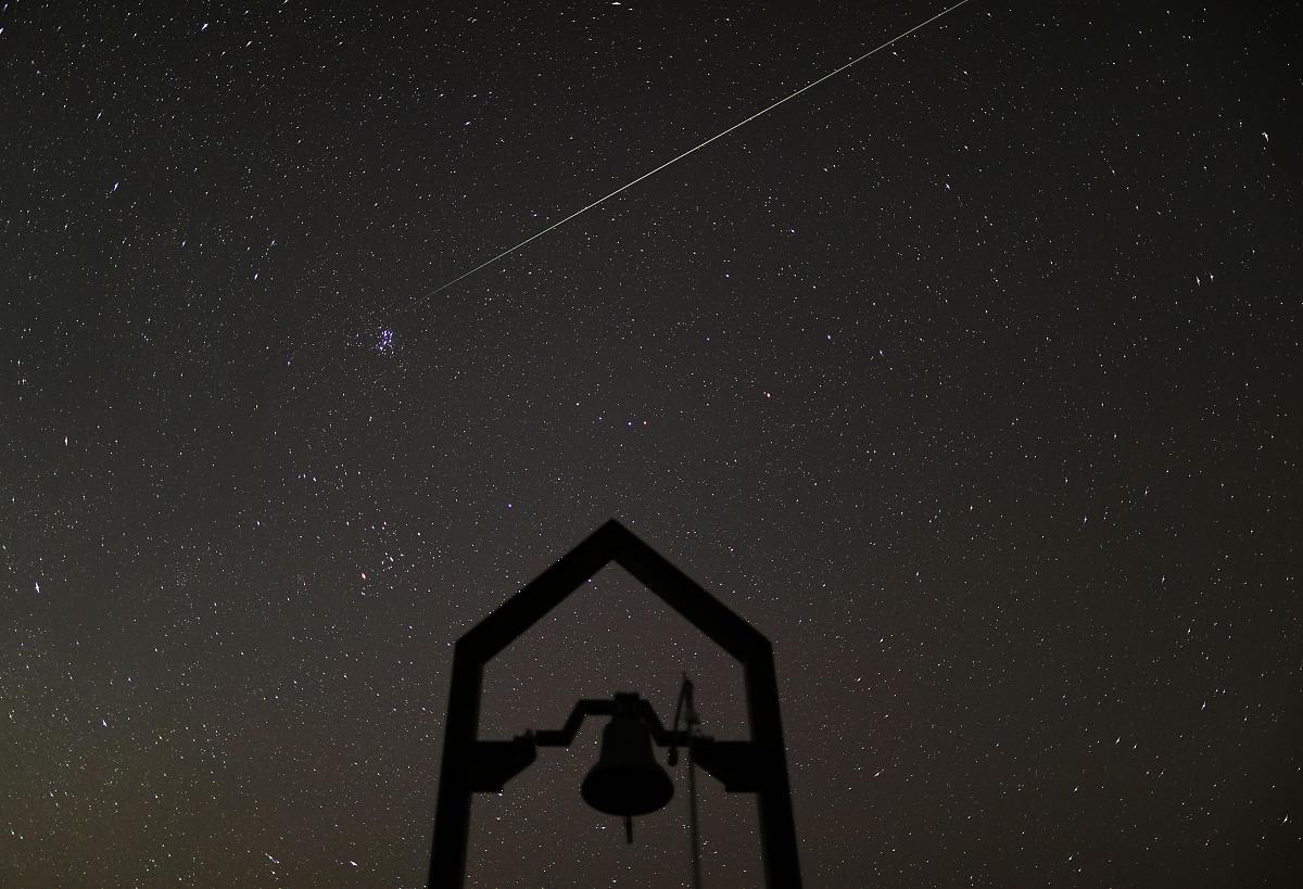当地时间2020年12月14日,日本静冈县,当地观测到双子座流星雨.13日晚,