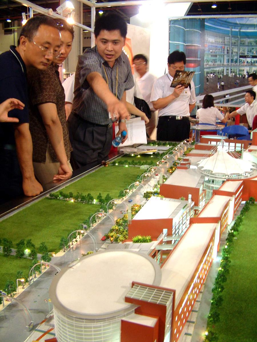 上海商铺展引起了市民参观和投资的极大兴趣.+++_+++商铺展,