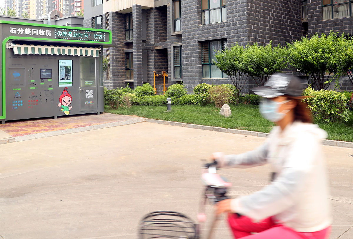 五马街道黎明西路社区开展垃圾分类宣传活动，倡导居民破袋进小区及定时定点投放