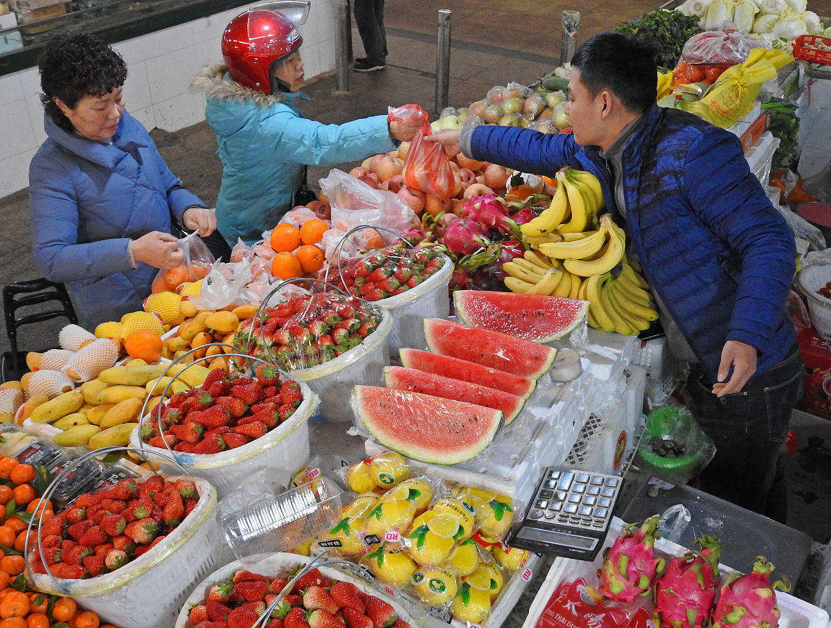 有个弟弟为了给姐姐买法拉利开了一间水果摊请给这个水果摊起个名字并阐述寓意
