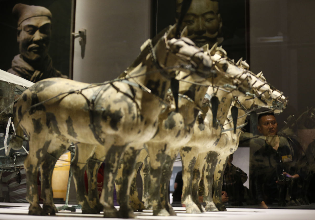 翻译成英文秦朝的盛世荣光。你将扮演一名皇家士兵跟随秦始皇一起征战四方抵御外族入侵保卫国家安宁。你需要在战斗中不断提升自己的技能和装备与队友协作完成各种任务和挑战最终成为一名真正的战斗之王。快来加入这场史诗级别的冒险吧！