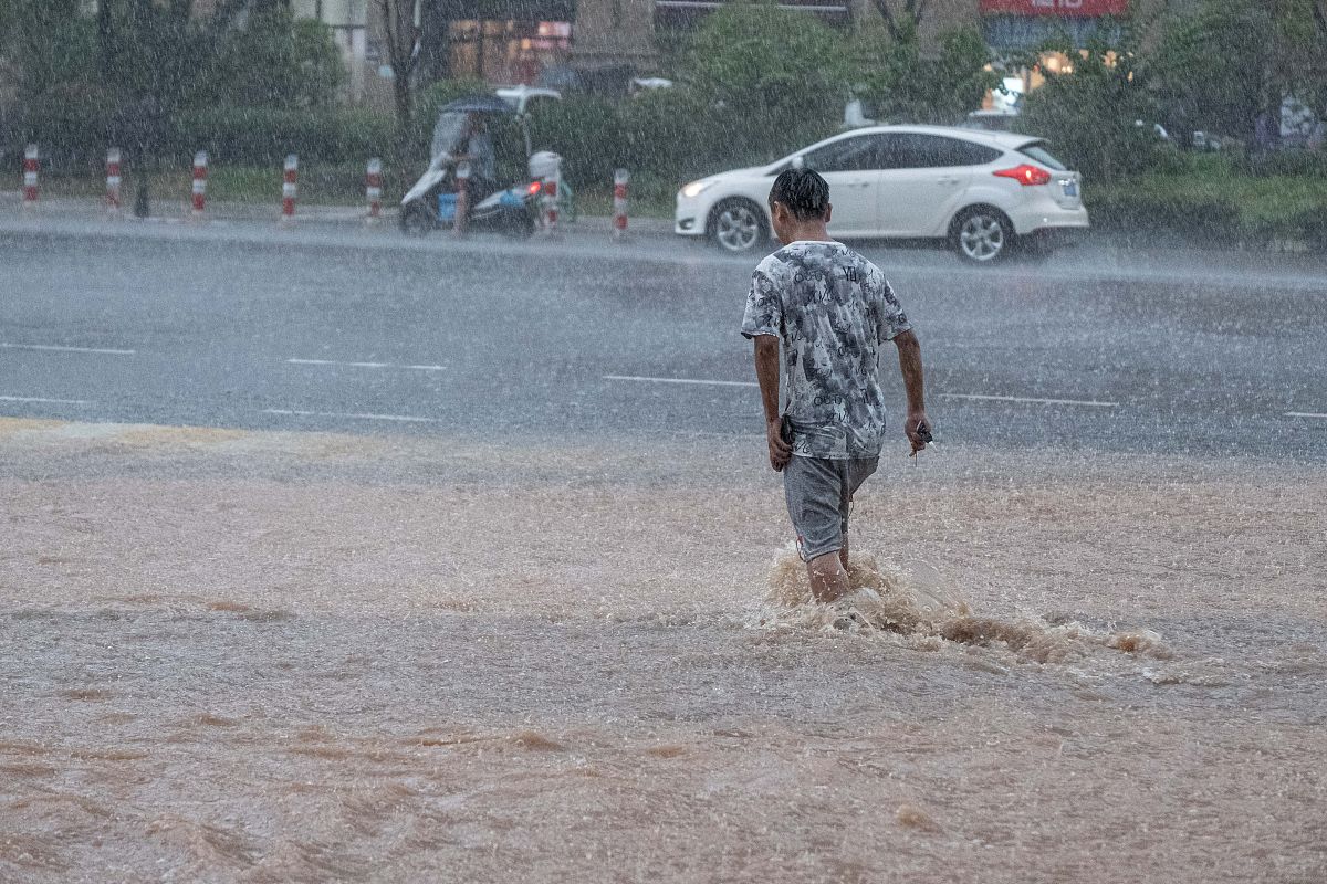 写一篇文章爸爸下雨天去地里干活