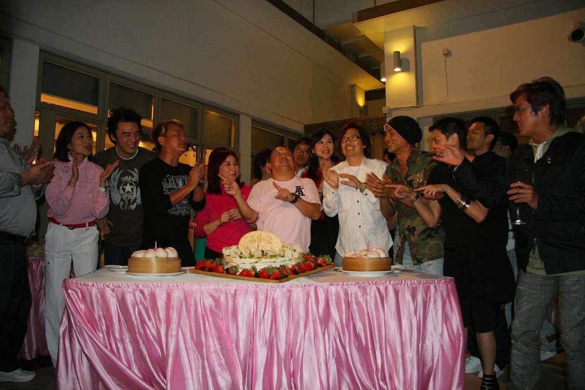 公司生日会活动圆满结束后根据以下资料帮我做一个公司举办员工生日会媒体宣传内容。为了加强对员工的人文关怀、加强公司价值观传递、提升百迈全体员工的凝聚力和增加大家的整体归属感开心工作快乐生活。公司现决定每月为当月过生日的员工举办生日会活动。接下来我来介绍一下本次活动的流程。1、趣味活动2、价值传递3、集体庆生二、游戏环节：气球引爆战我们接下来开始游戏环节游戏规则是游戏共分为2组每组6人两人双脚捆绑外侧