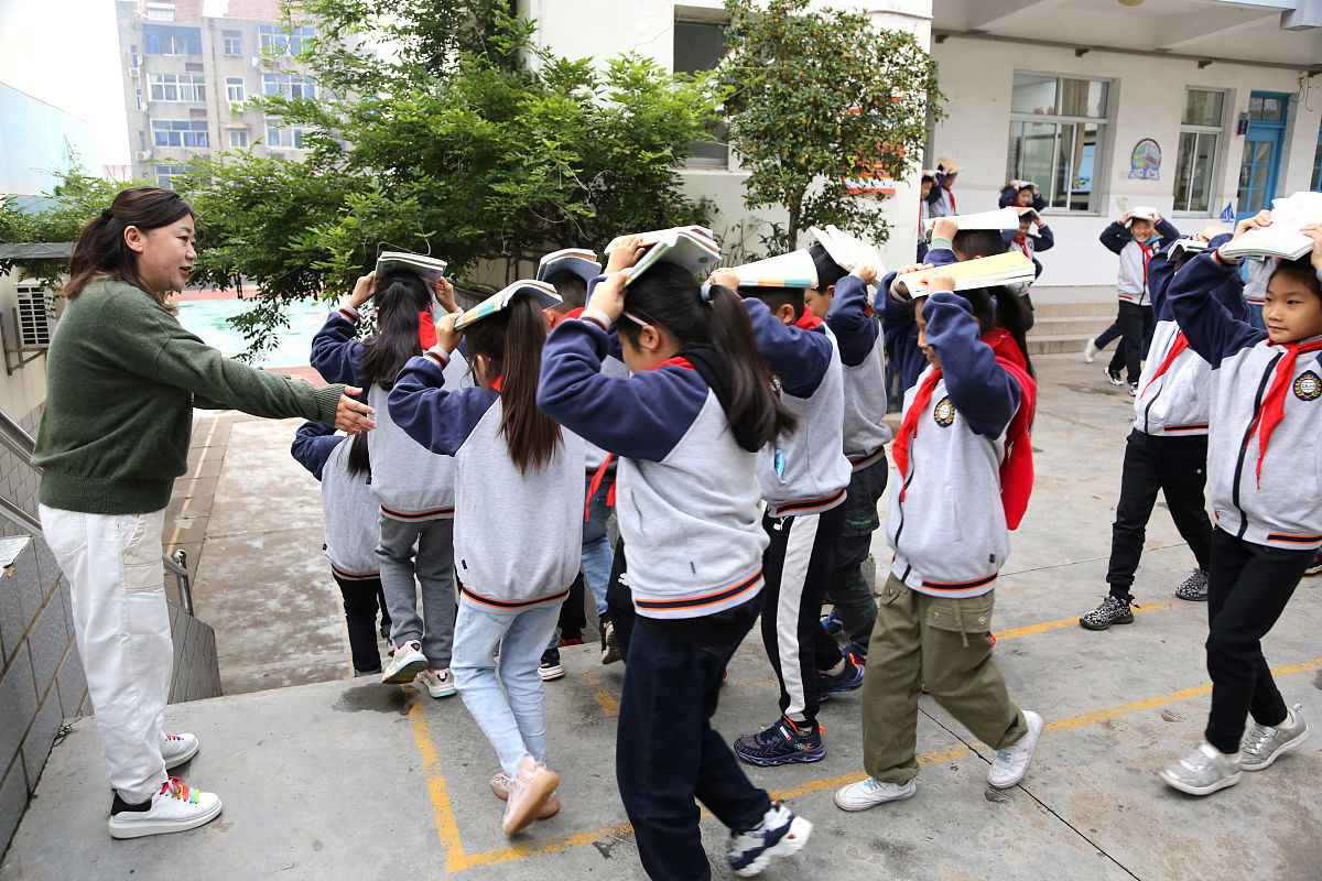 2020年10月12日,江苏省连云港市东港小学学生在演练紧急逃生.