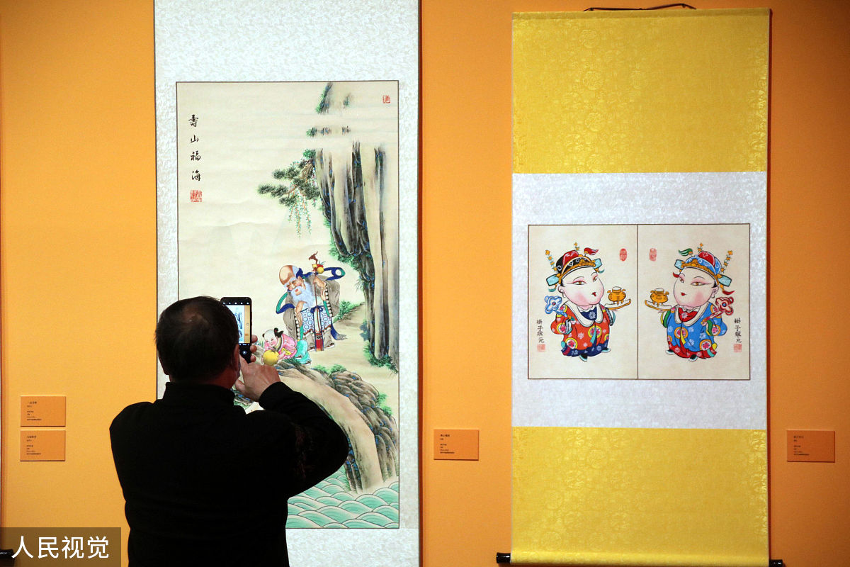 2020年4月9日,苏州,观众在中国木版年画特展上参观.