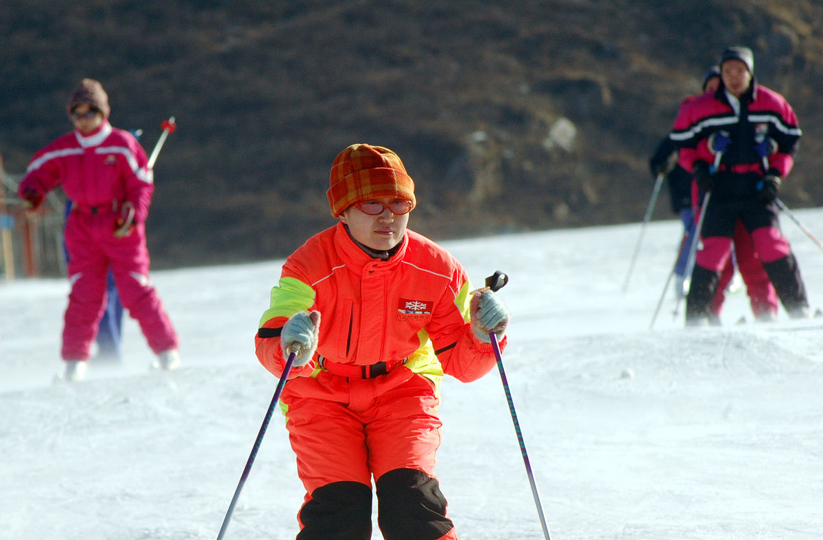 我想学滑雪，请问在中国如何便宜又安全高效的学会