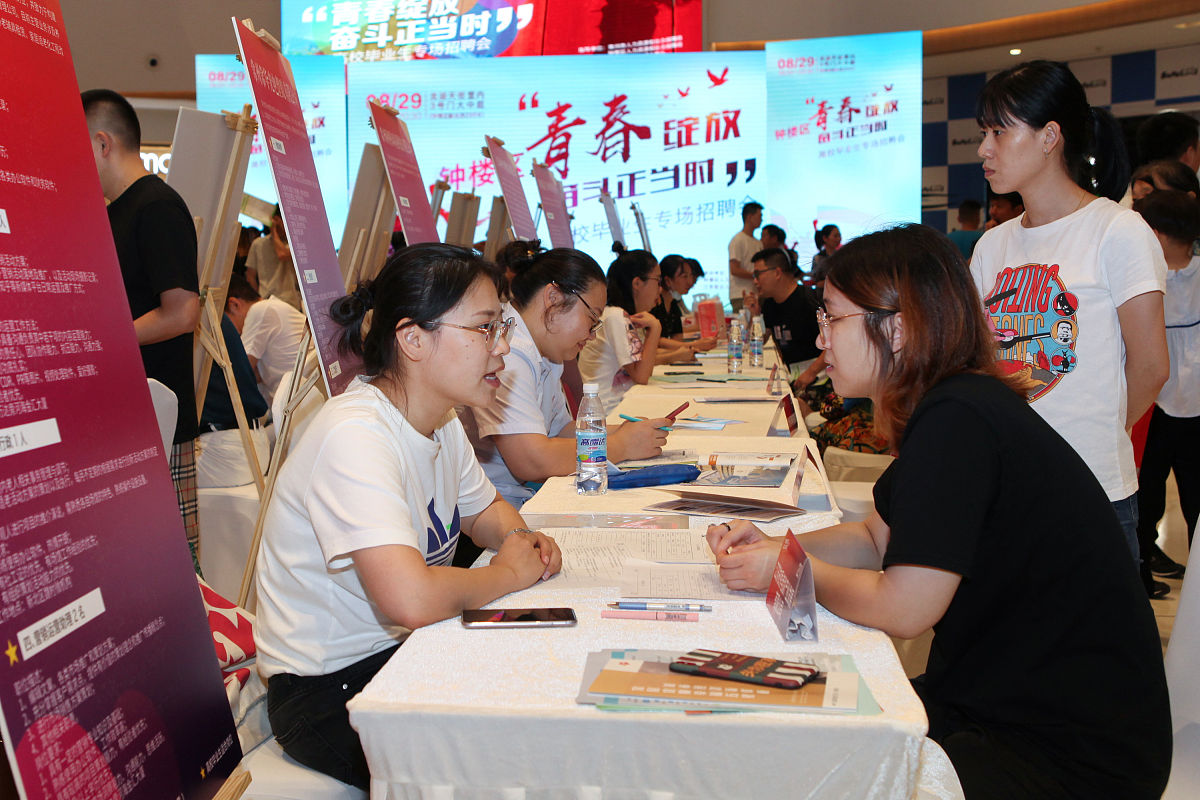 你好你现在是一位非常有才华的策划师现在有一款精华补水控油精华的液体是黄色的这个产品专门为学生党研发请你为它取一个昵称吧三个字的要可爱的、适合学生的突出青春的感觉有奋斗励志的寓意像小棕瓶一样的昵称