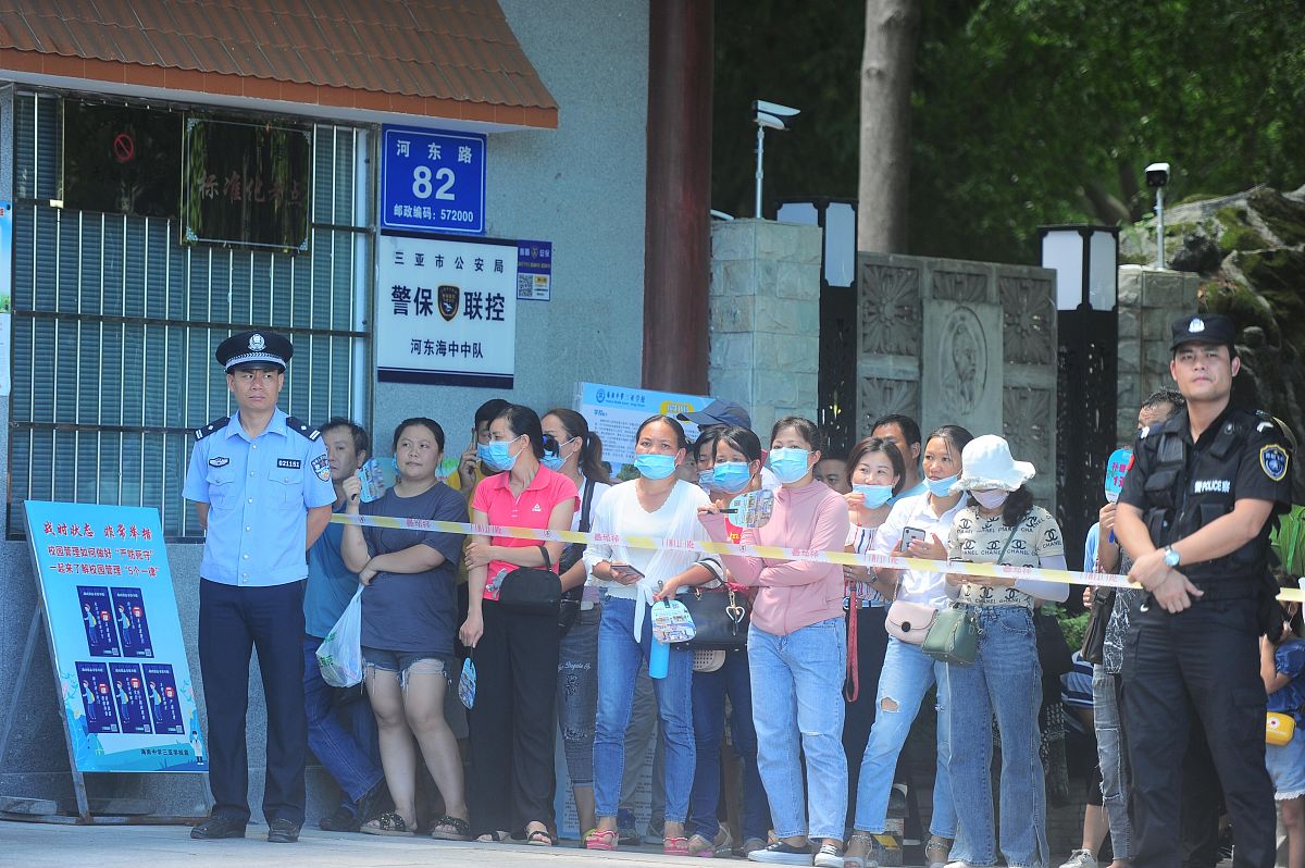 青岛一小学路边树木惊现恶意刻字，警方迅速出警处理