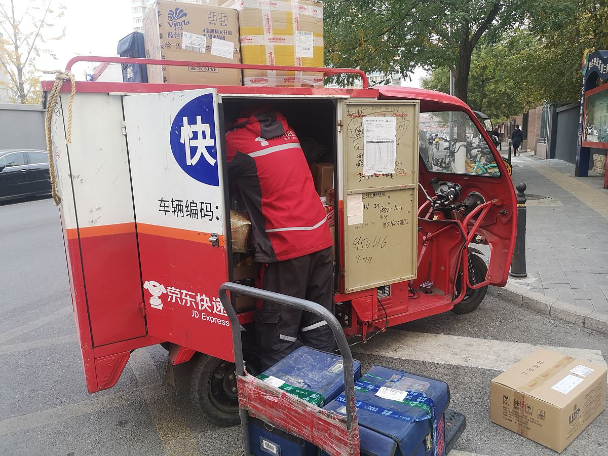 快递公司扣车费后三轮车归谁？- 法律解读与维权建议