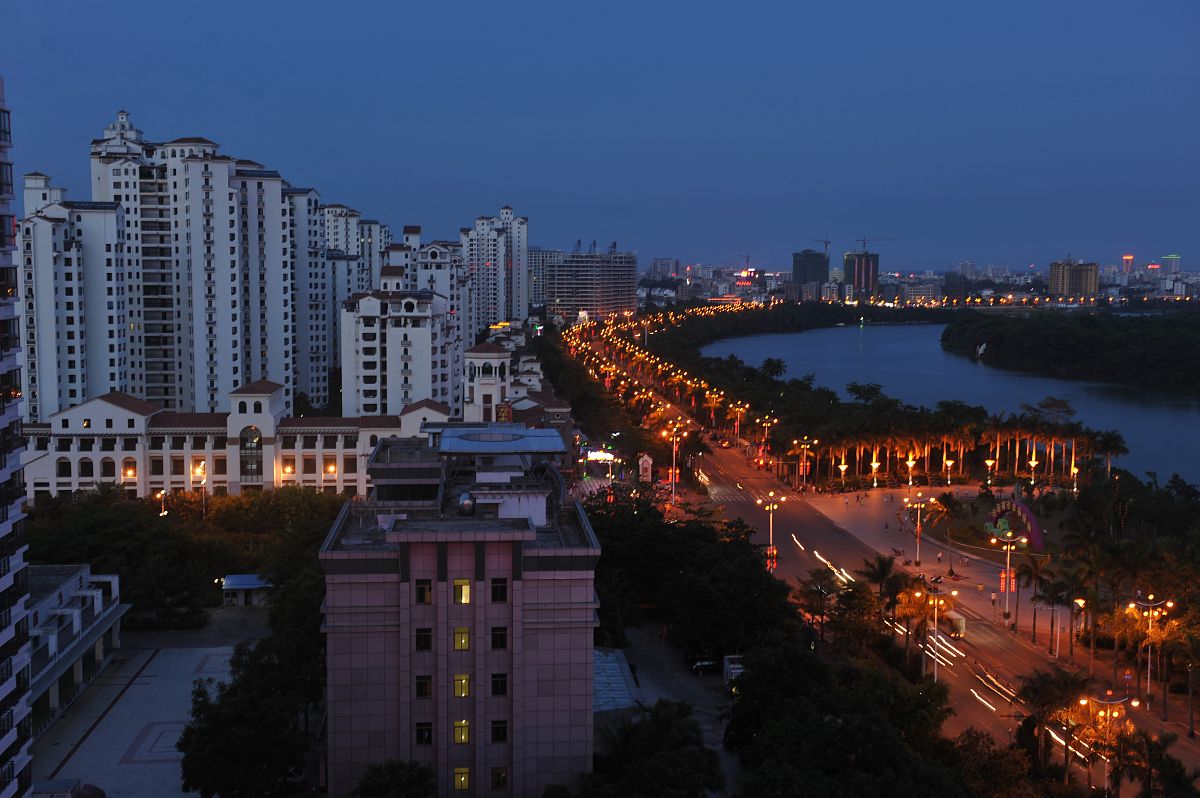 2014年5月26日,海南琼海市,万泉河畔楼盘上的景观灯被关闭.下