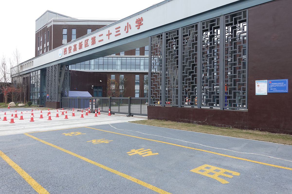 盐渎实验学校附近有免费停车场吗回答并拓展。