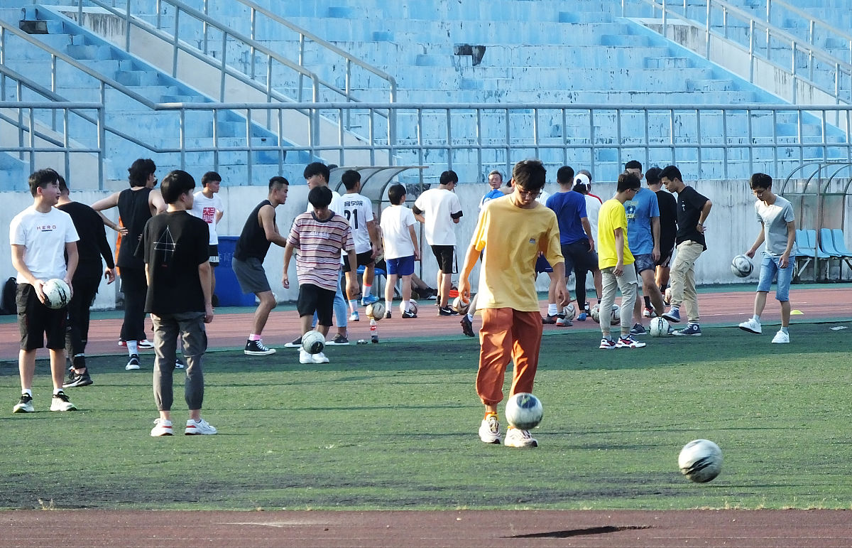 如何邀请一位足球高手参加大学五人制比赛