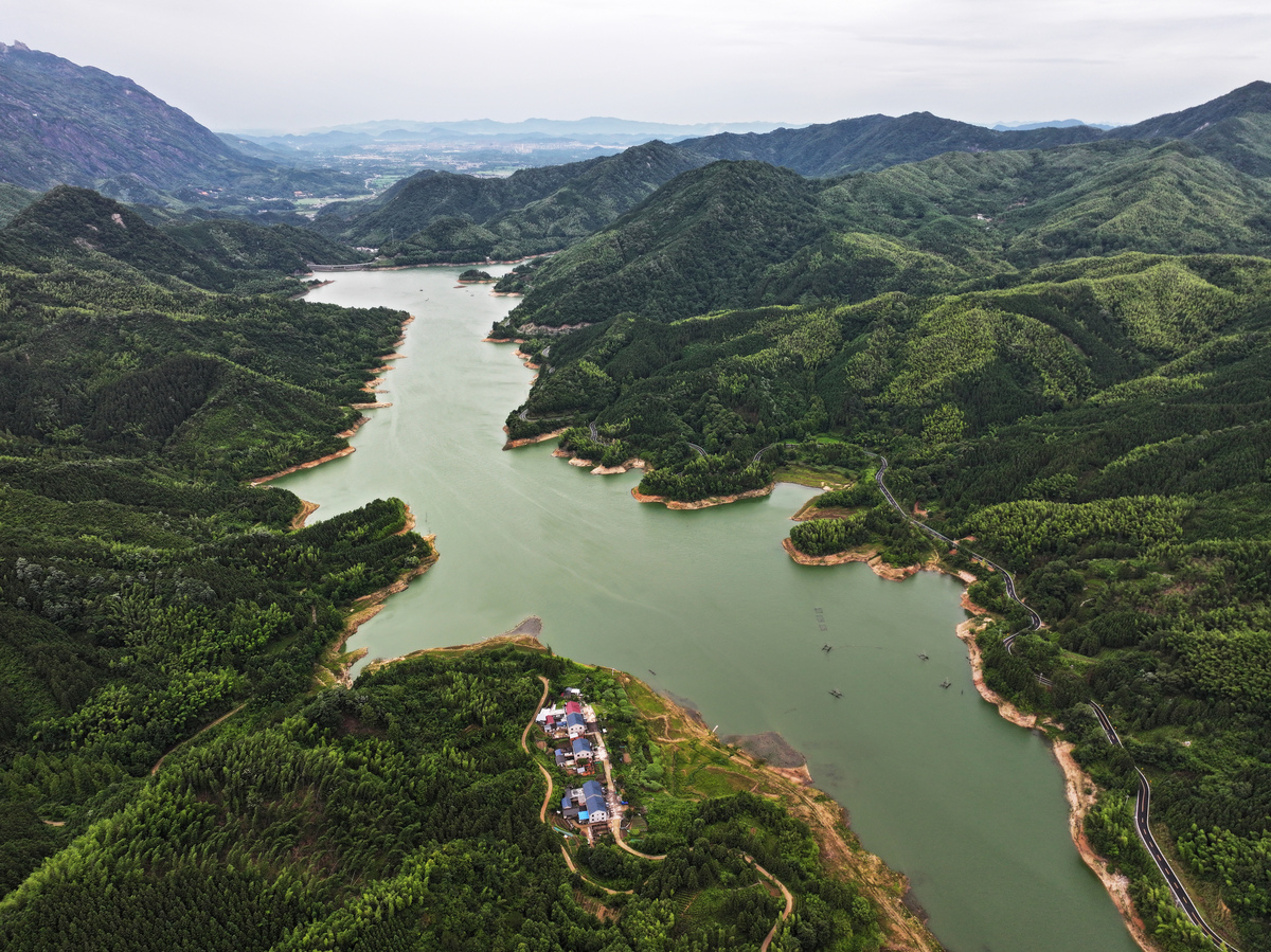 S镇位于醴陵市最西部全镇总面积107平方公里2020年耕地面积21011公顷其中：水田面积2020公顷旱土面积811公顷山林面积55713公顷森林覆盖率达98有小一型水库2座小二型水库14座辖9个行政村和居委会406万人2020年。集镇内拥有占地3300平方米、规模居全市乡镇第一的农副产品批发交易市场。 S镇水陆交通十分便利渌江流经境内四季通航S313线横穿东西方连接京港澳高速公路、平汝高速公路属