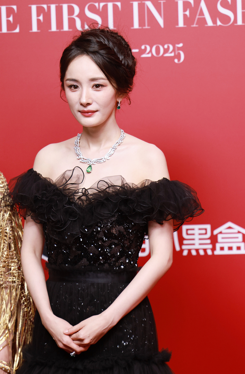 杨幂刘亦菲同台尴尬？杨幂不愿靠近神仙姐姐，背后原因引猜测