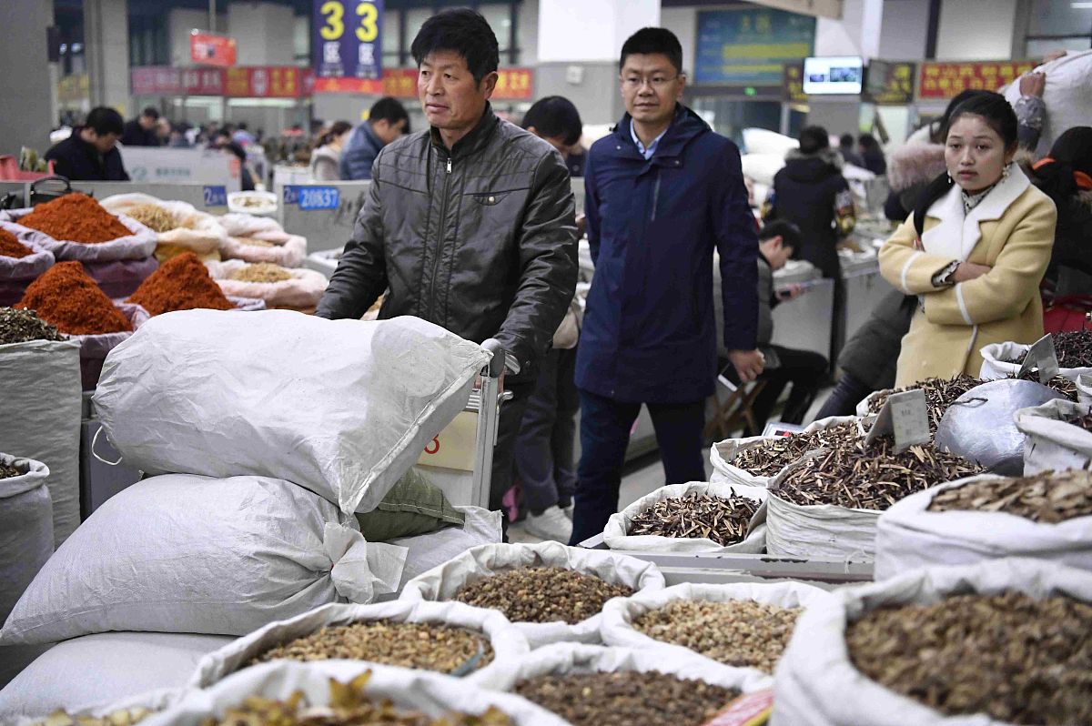 1、某公司从事一种中药材的订购与销售业务它有一个最大可存放 500 t中药材的仓库。它于每月15 日提出订货并于下个月的1日收到该批货。已知该种中药材各月的每吨进货价和销售价如下表1所示。已知该公司年初有库存200 t年末需库存 300 t试确定该公司各个月的订购、销售及库存的量使全年收益为最大。用lingo求解写出代码 表1