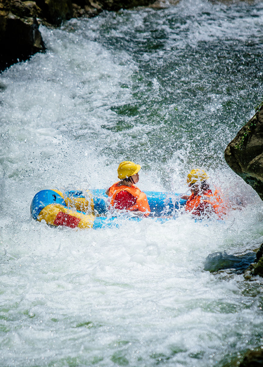 峡谷漂流：探险之旅，释放激情与活力