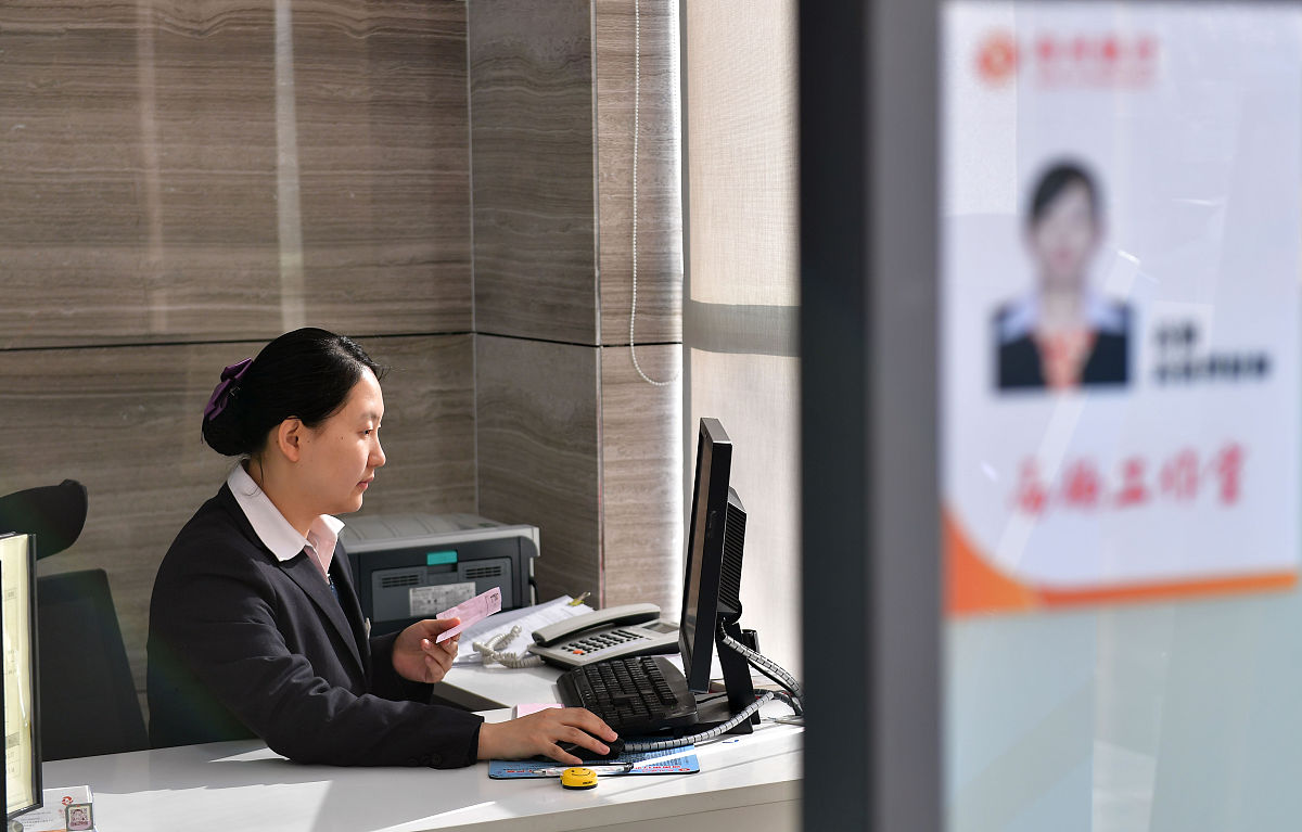 银行行长值大堂：提升服务质量，增强客户信任