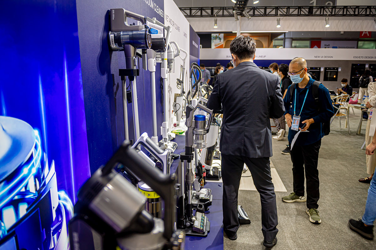 总结美的空调外机130系列的发展历史列出典型的型号及出厂年份外机的尺寸风机效率和使用的新技术。