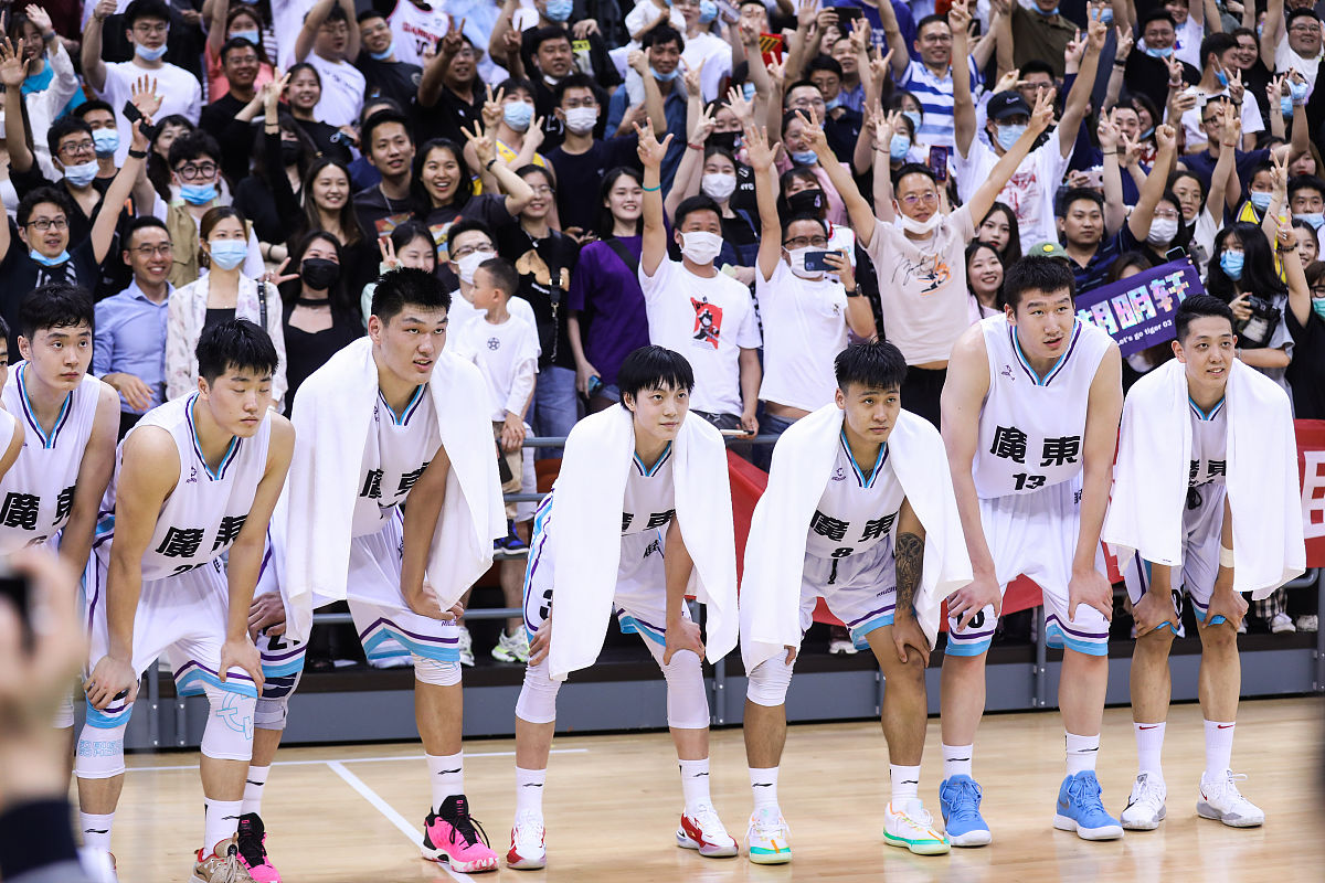 我要写一篇题目为2019-2021赛季CBA联赛季后赛广东队后卫赵睿个人进攻防守技术分析的毕业论文请你帮我写一下五、赵睿防守技术分析-51技术指标介绍并且请你帮我提供一些相关的具体数据并进行数据分析这是最重要的