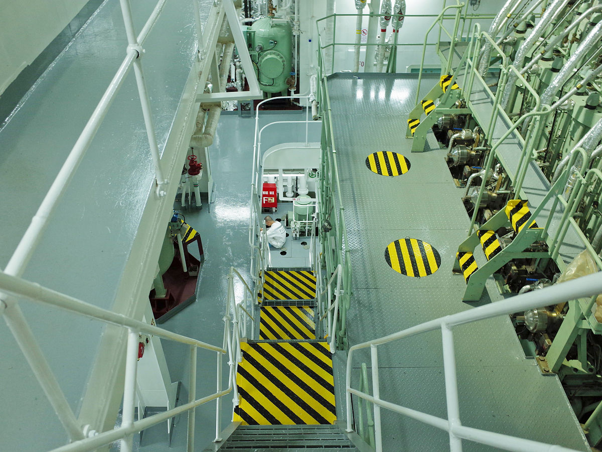 智能垃圾分拣系统推荐：KUKA KR AGILUS 电动分拣杆