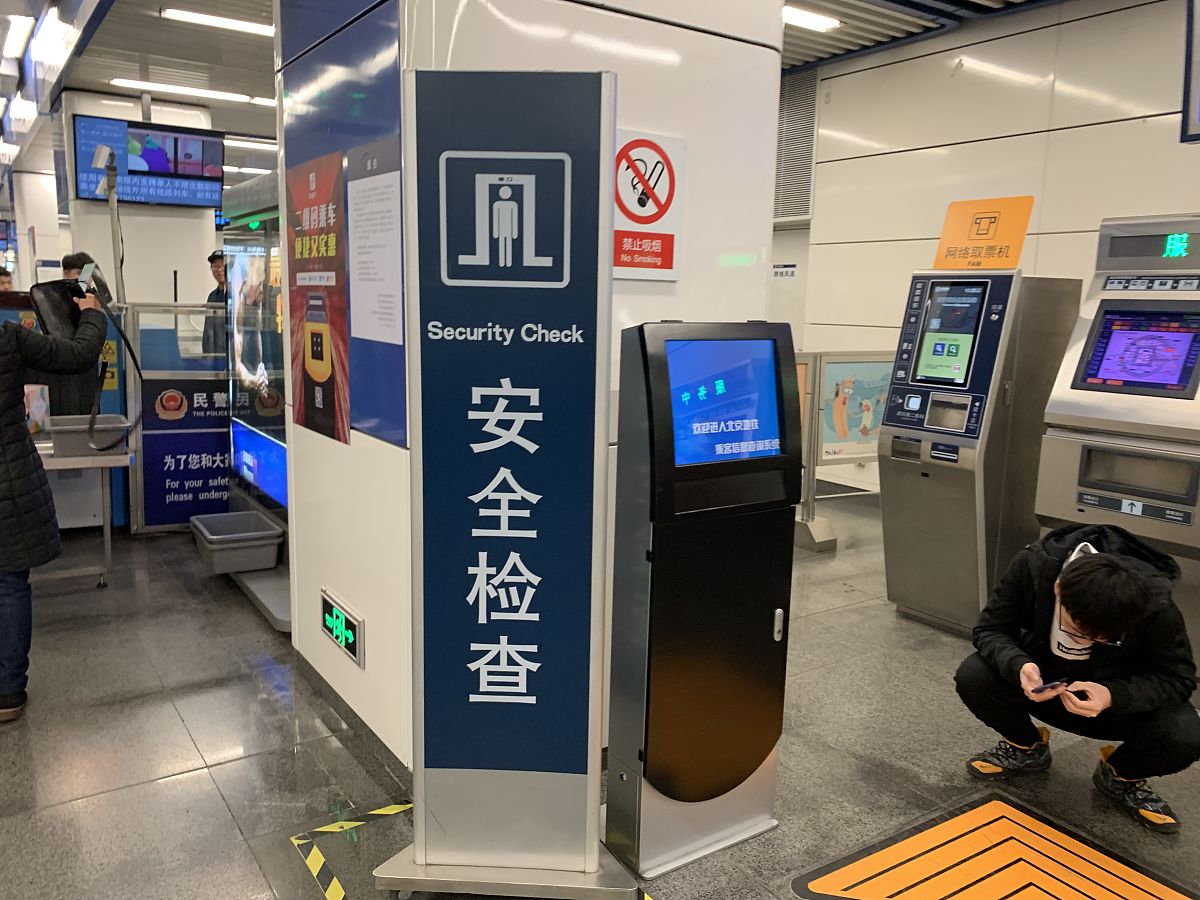 地铁站设备设施全解析：从指示牌到空调设备