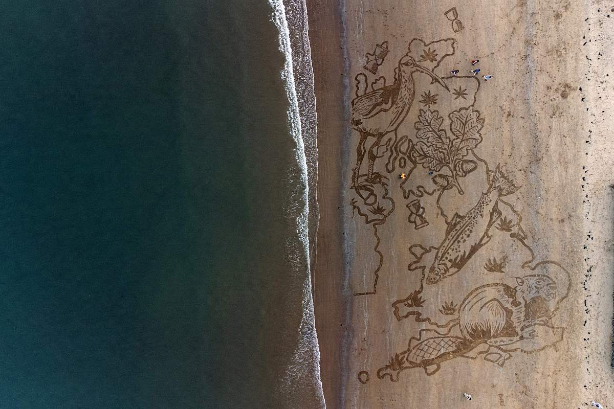 当地时间2022年3月23日,英国英格兰北部的斯卡伯勒,艺术家们正在斯卡