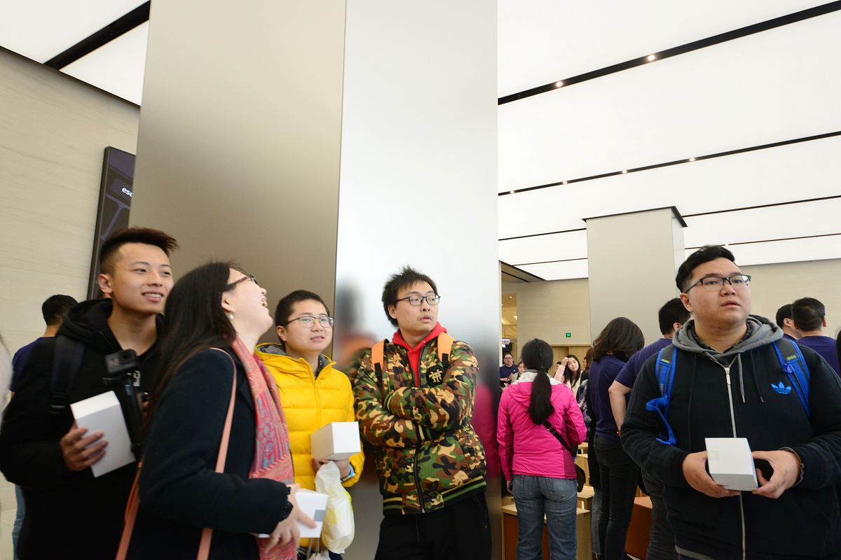 杭州市富阳区人才办一名工作人员现在需要拟一个活动方案服务对象是青年人才、青年学子群体活动时间在8-9月期间活动目的是为了服务青年人才吸引人才来杭州富阳创业就业。活动需要细分为3-4个系列小活动每个小活动要包括详细的时间、地点、流程。小活动大致可以分为：青年学子看家乡、青年联谊交友等。活动实操性强不可以随便编造。活动标题需要新颖有创意。