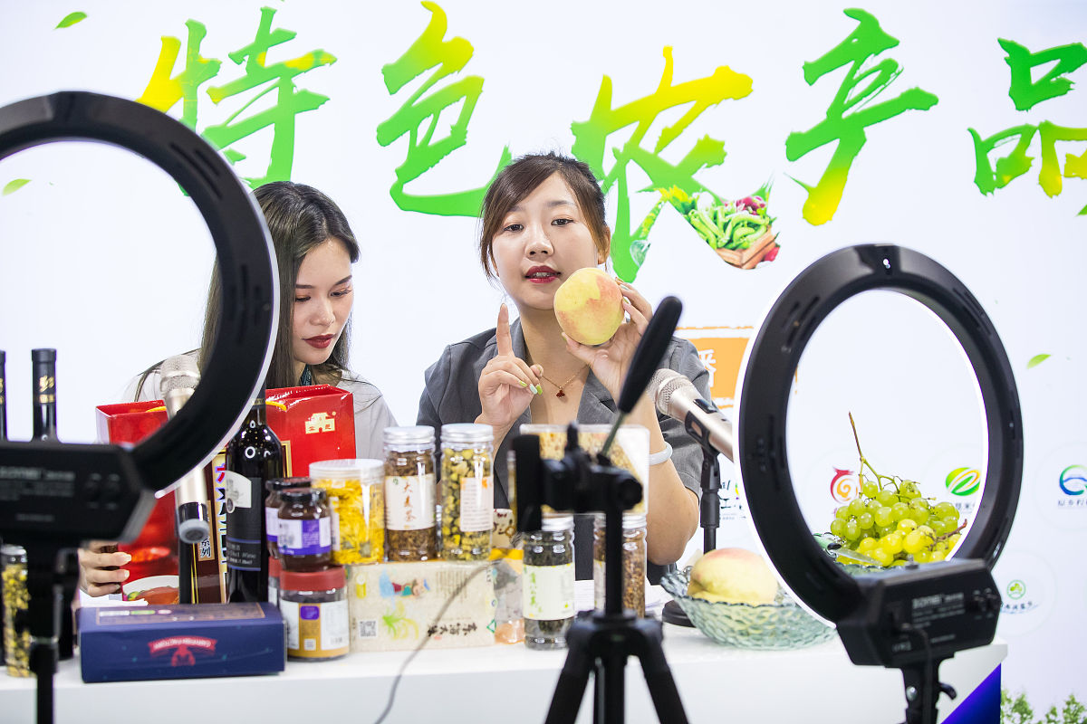 以陶辛镇陶辛水韵为主要内容写一份开展抖音直播带货的总体服务方案