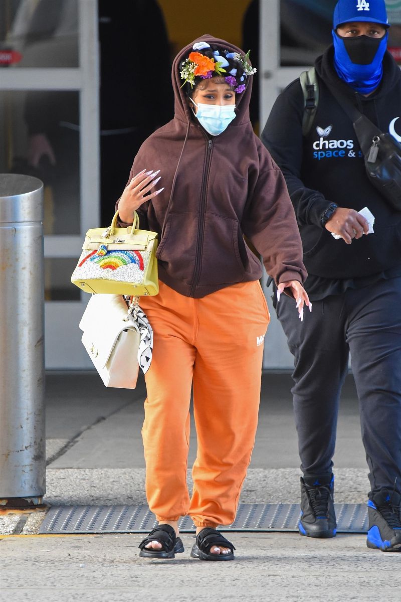 当地时间2021年7月9日,纽约,卡迪·b(cardi b)挺孕肚现身街头.new yor