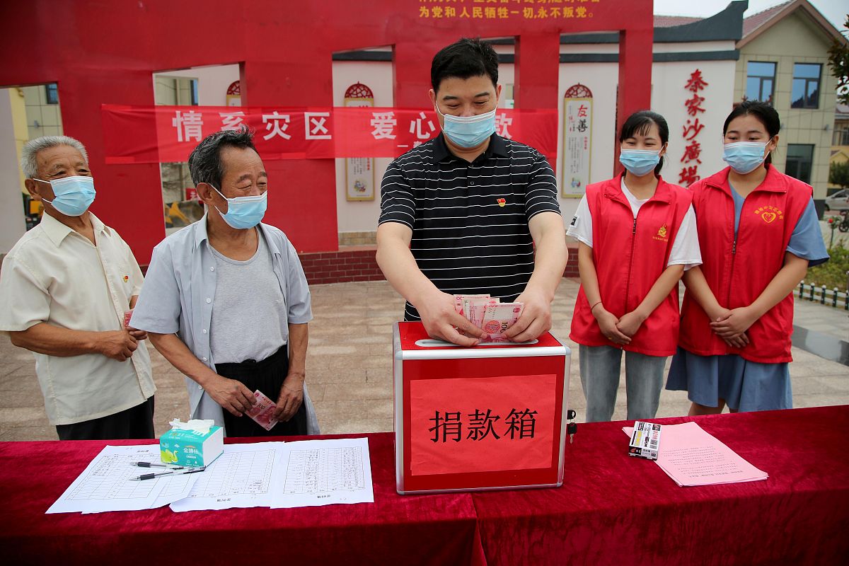 县红十字会为受灾群众捐赠物资500字