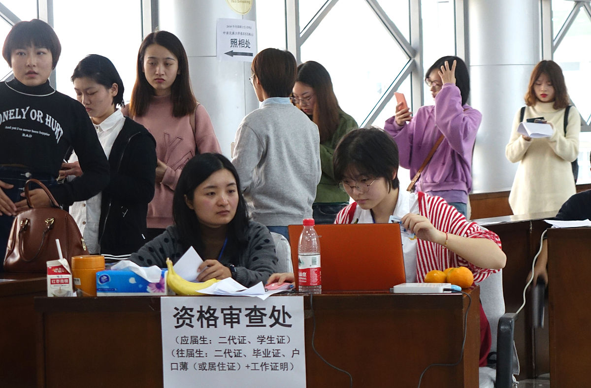 以师范生教育情怀培养为主题 设计一个访谈计划包括访谈对象、时间、地方、应用技巧、访谈提纲