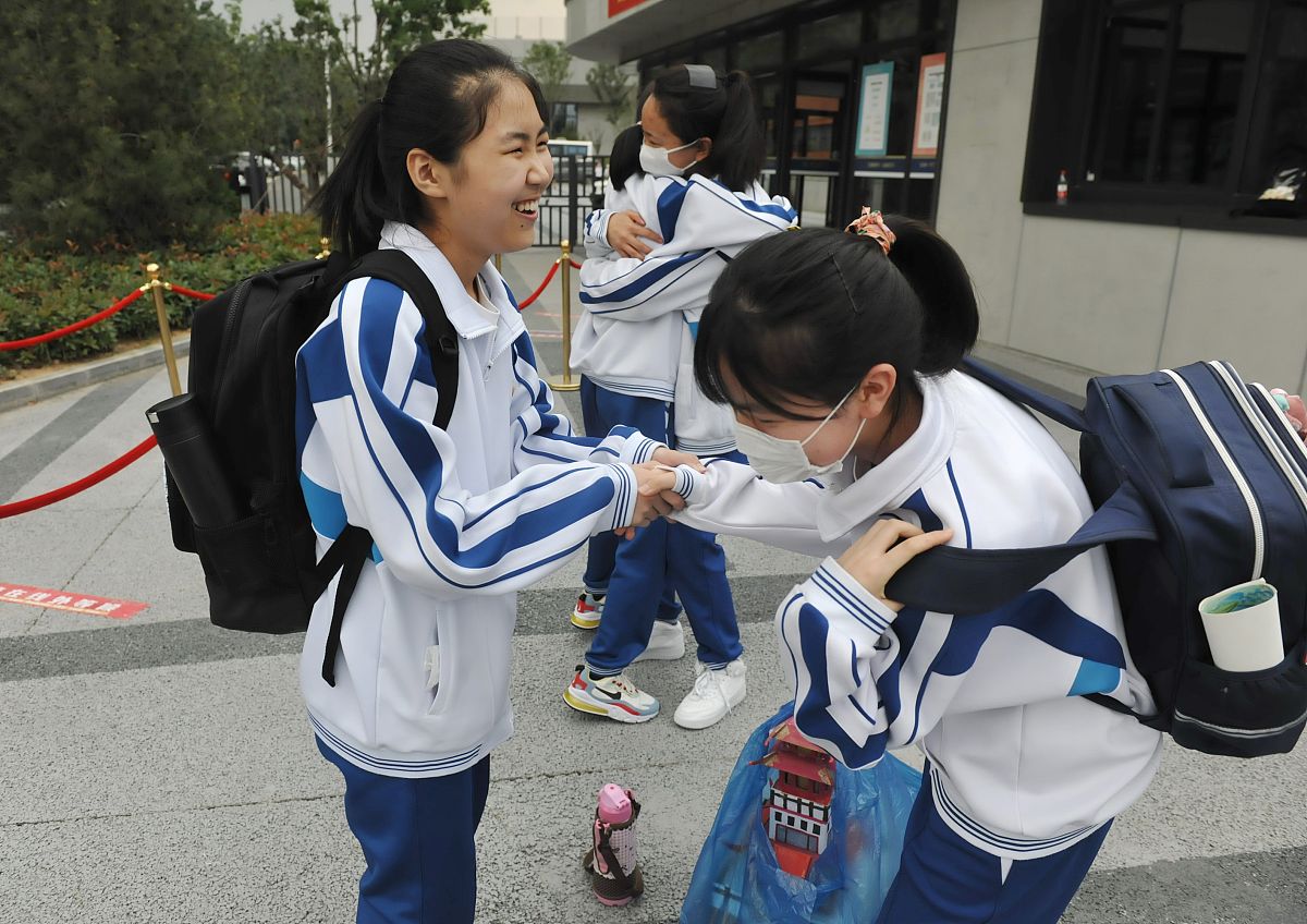 请写一段100字左右老师细心给学生穿上校服学生高兴、开心的短文