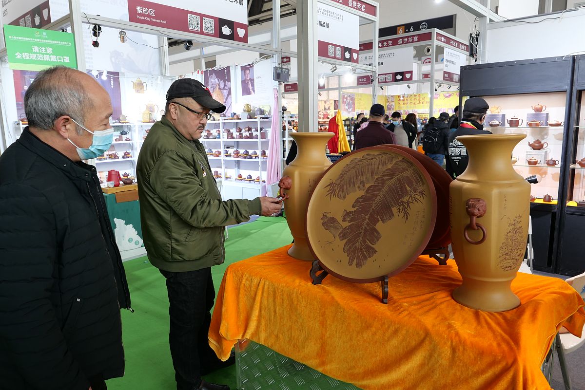 撰写一份企业员工访谈结果分析：九头艾草公司品牌忠诚度存在问题产品同质化严重500字