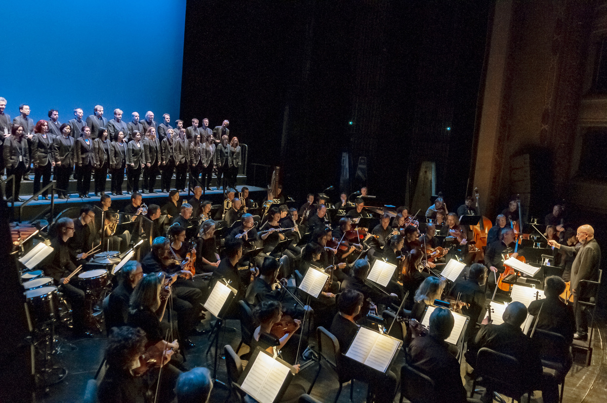 改得柔和一些大家好为了帮助家长们更好地准备孩子们明天的音乐会走台和回答部分家长疑问我们特地以此通知明天的走台是为了给六月十号的师生音乐会的正式演出做彩排因此不会邀请其他场外观众。在六月十号的正式演出中会有乐迷粉丝等观众朋友们到场观看演出。请家长们提醒孩子认真练习自己的演奏曲目正式着装并提前到场准备家长们也请给予孩子们适当的鼓励让孩子缓解上台前紧张的情绪。明天的走台将有李老师亲自为所有到场的学生做点