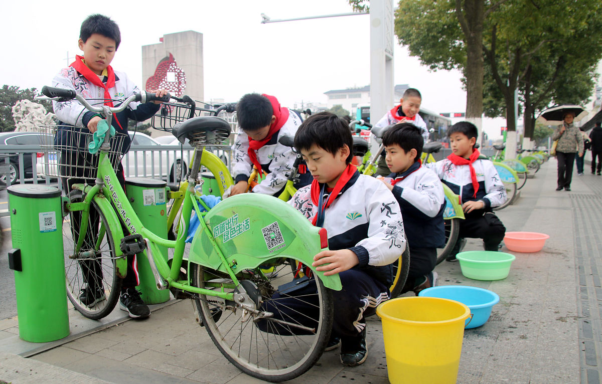 整理摆放笃行楼周边电动车及自行车。劳动实践过程性记录200字左右