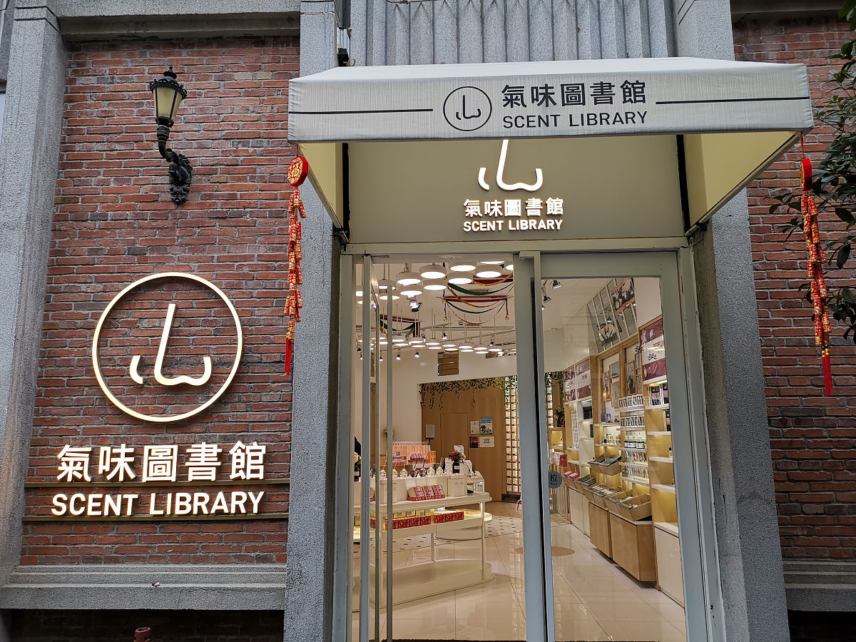 帮我取一个中文店铺的名字 跟摄影有关 但是不要出现影字 名字要求简单易懂容易 需要50个名字备选 名字2到3个字