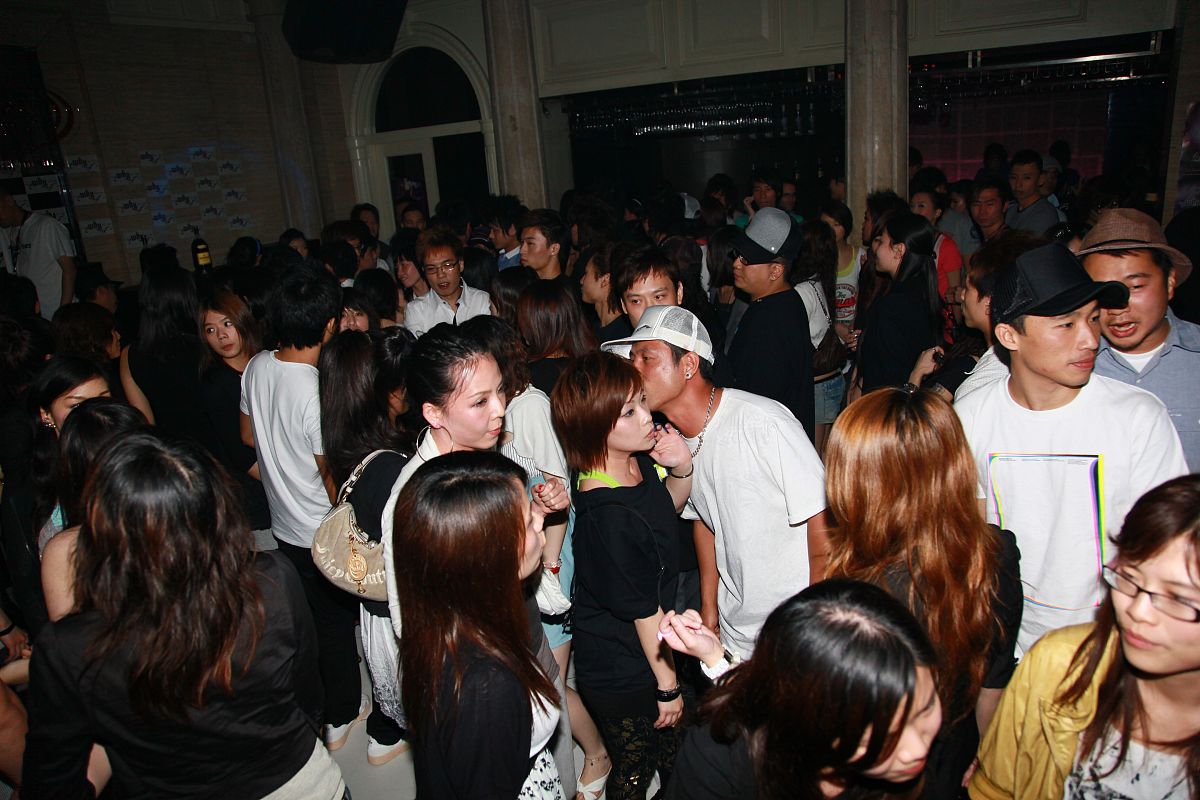 2009年5月14日,香港,日星洼冢洋介现身某酒吧出席活动.+++_+++洼冢洋