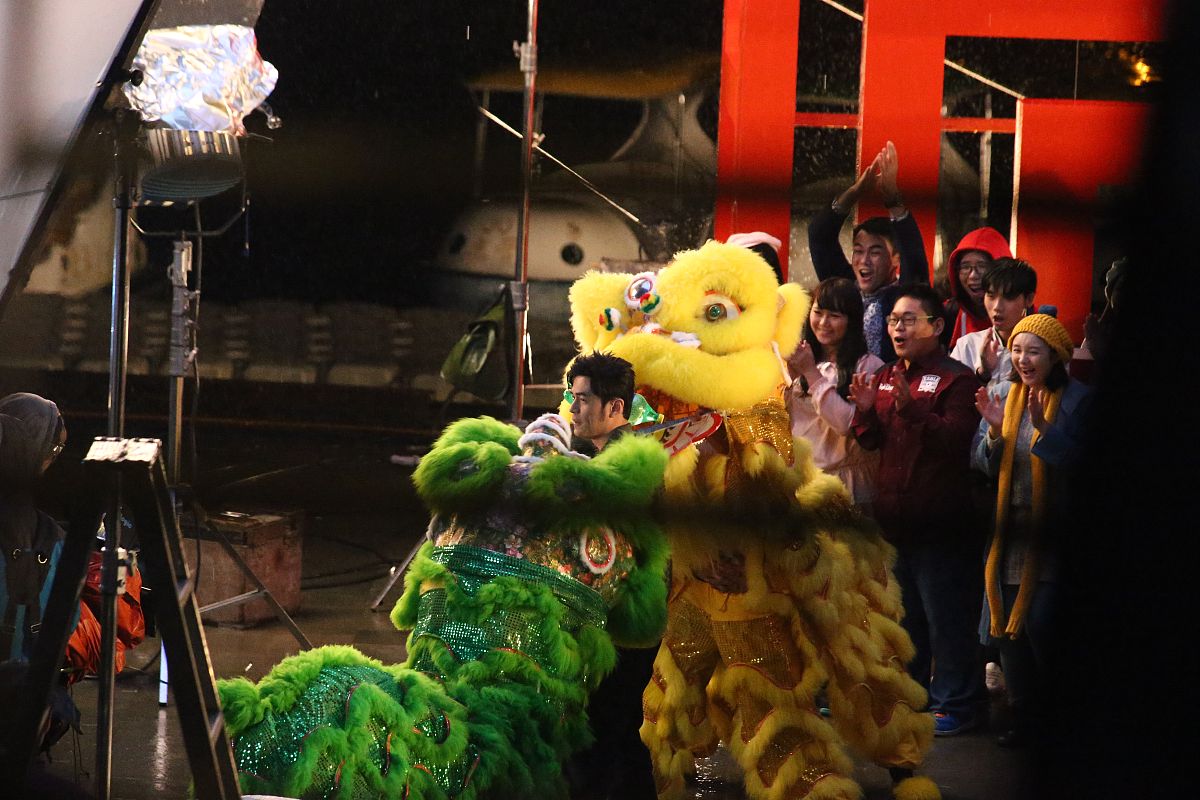 2016年11月9日,台北,周杰伦深夜在闹市拍摄某品牌饮料广告.