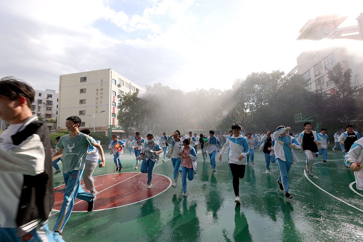 阆中师范学校运动训练专业就业方向：教练、康复师、体育记者等