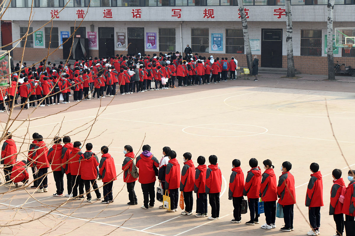 2021年2月25日,石家庄市第21中操场上,同学们列队做核酸检测取样,为开