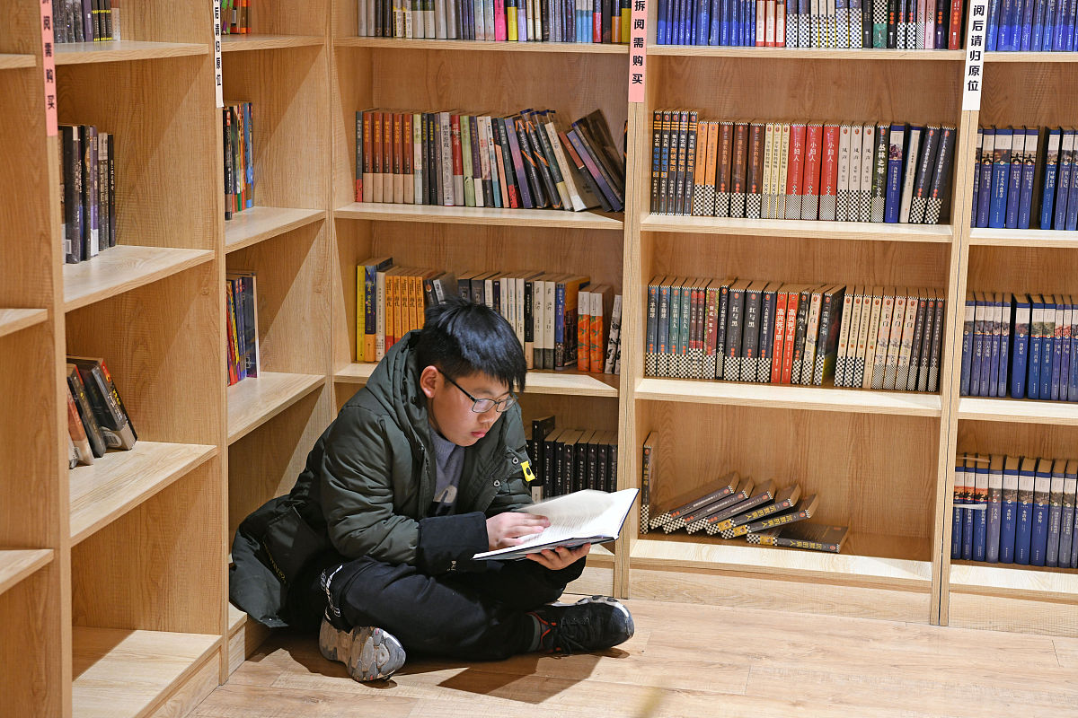 探秘历史长河：男孩在书海中提取关键词