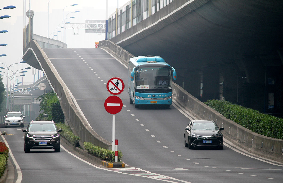 强风条件下桥梁安全行车速度分析