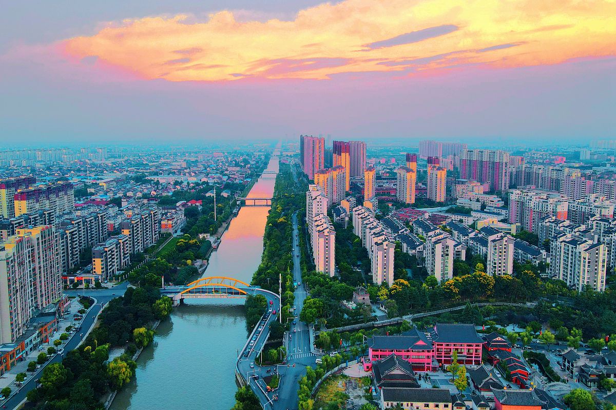 2021年9月9日,江苏省如皋市,如泰运河如城段在傍晚余晖映衬下波光粼粼