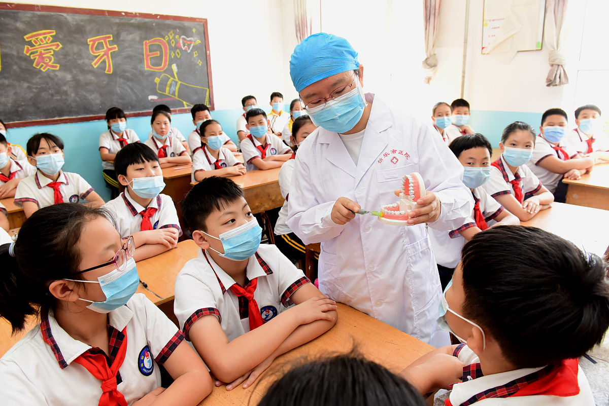 小学生口腔健康教育：义诊队伍如何帮助孩子养成良好习惯
